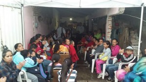 mary-carmen-bernal-entrega-zapato-bajo-costo-codigomichoacan.com.mx2